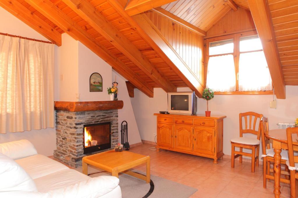 Apartamentos Alba Casa Alquesera Sahun Pokoj fotografie